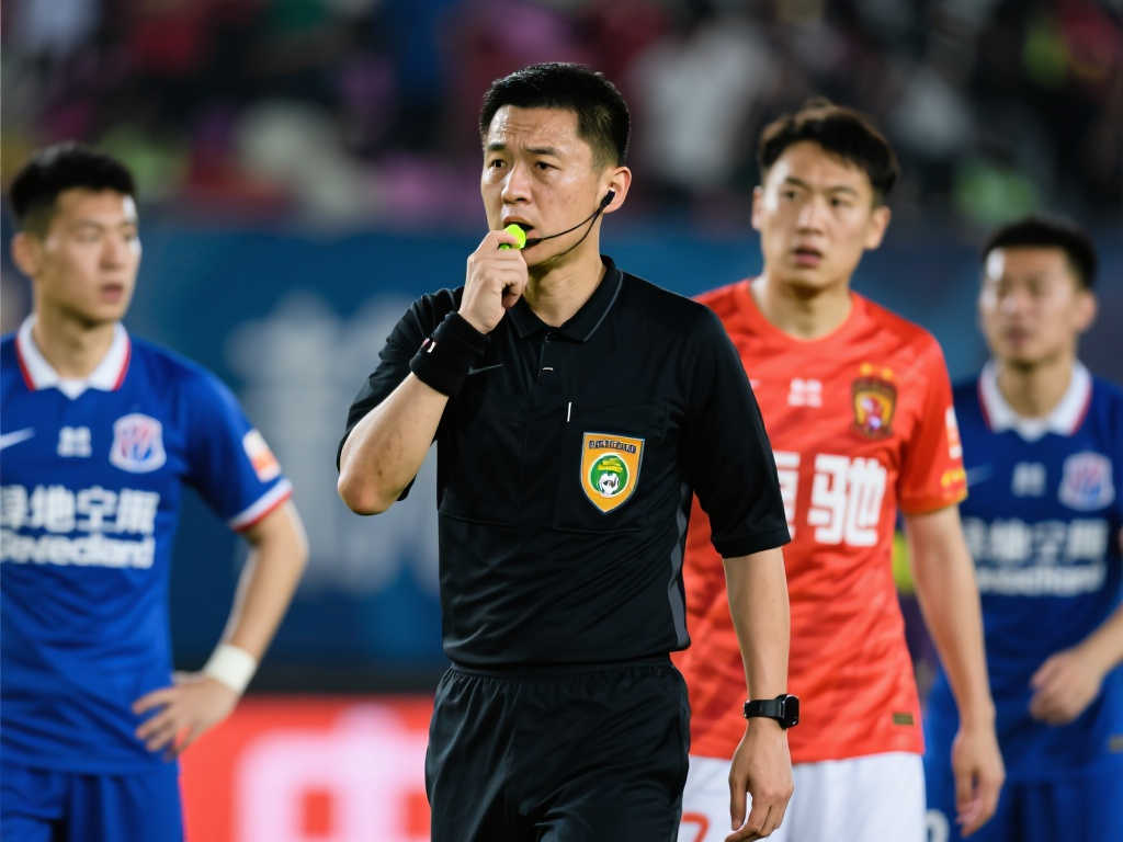 中超裁判如何维护赛场公平？深度解析职责与行为准则